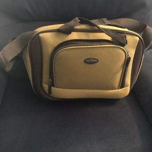 U.S. Traveler Shoulder Bag, pine green canvas, black trim, like new condition